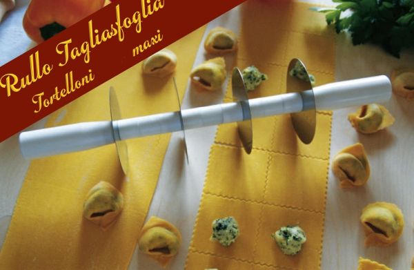 Pasta roller cutter with plain blades for TORTELLONI