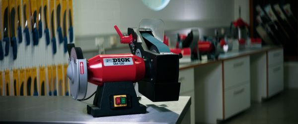 F. DICK SM-130 wet belt grinding machine with water